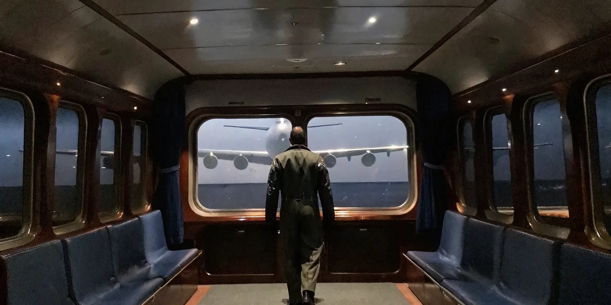 Fighter pilot standing before a corporate training classroom, symbolizing the execution gap between traditional learning and high-performance leadership